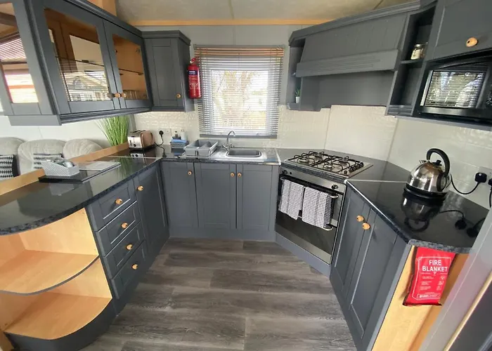 Sherwood 472 - Central Heating, Pet Friendly, Wifi, Bed Linen - Golden Palm Resort - Meadow Lakes Caravan & Lodge Hire