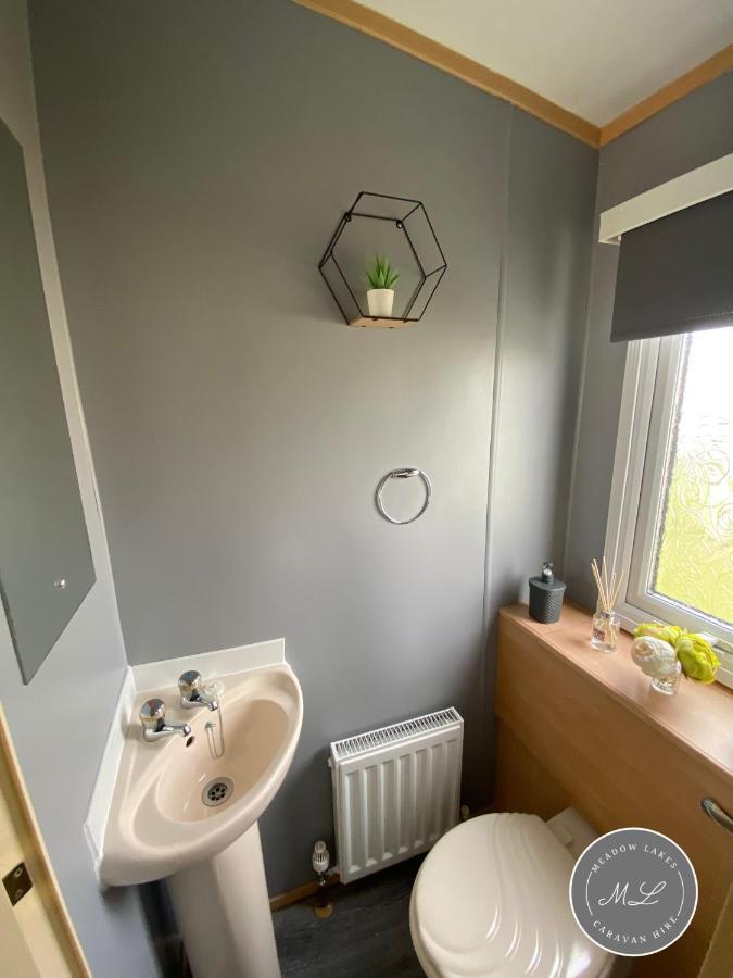 Sherwood 472 - Heating, Pet Friendly, Wifi, Bed Linen - Golden Palm - Meadow Lakes Caravan & Hire * Skegness