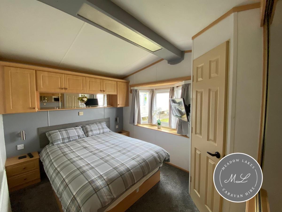Sherwood 472 - Heating, Pet Friendly, Wifi, Bed Linen - Golden Palm - Meadow Lakes Caravan & Hire *