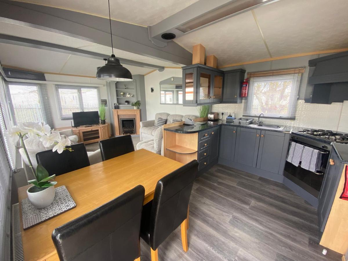 Sherwood 472 - Heating, Pet Friendly, Wifi, Bed Linen - Golden Palm - Meadow Lakes Caravan & Hire * Skegness